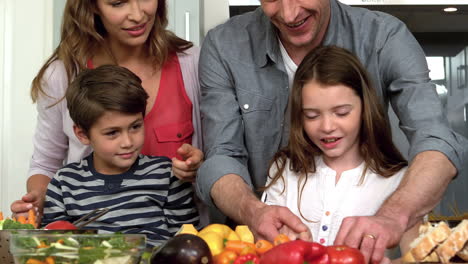 Süße-Familie-Bereitet-Mittagessen-Vor