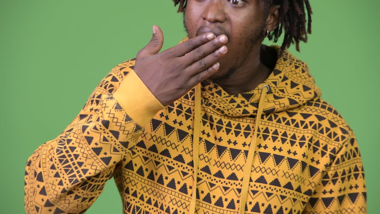 Giovane uomo africano bello che sembra scioccato