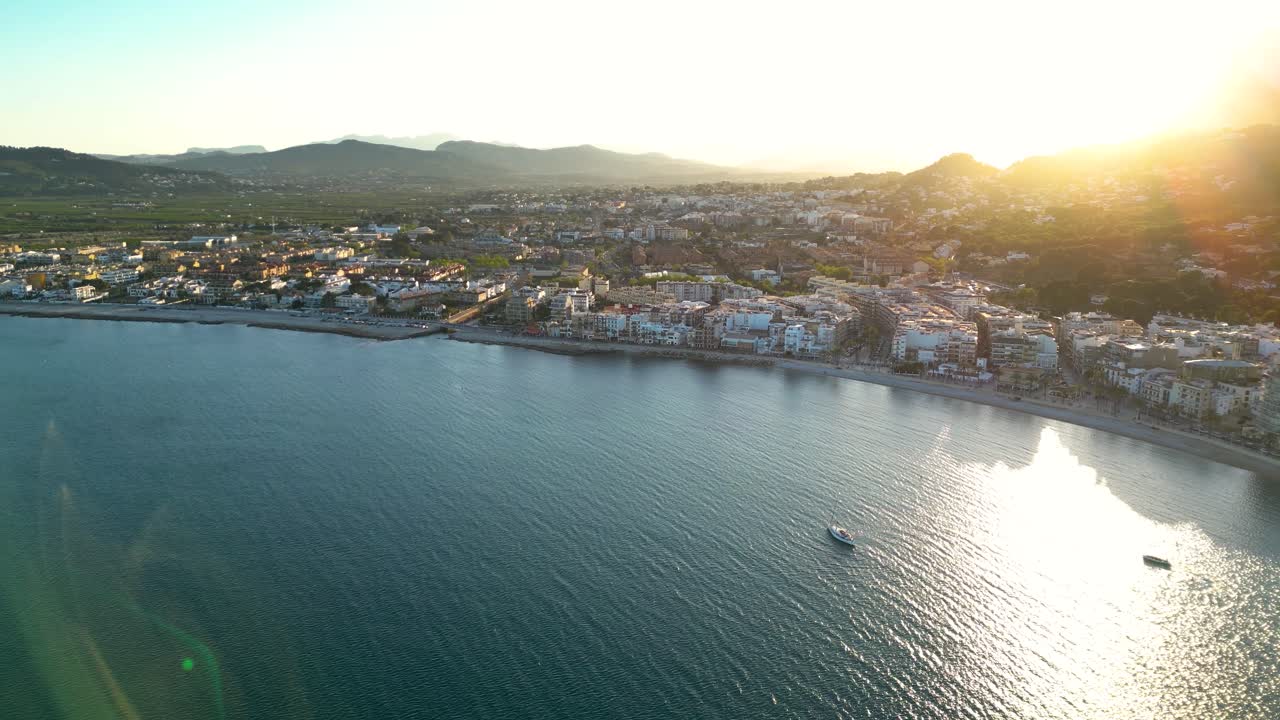 vista aérea de la hermosa costa de la ciudad de xabia al atardecer
