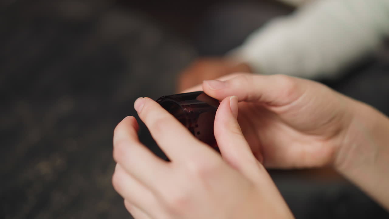 여자 손 롤 검은 테이블 위에 가공 된 컬러 필름