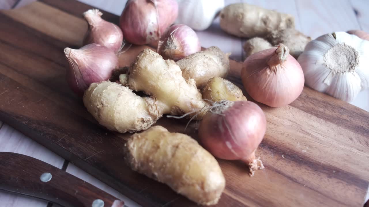 especias y verduras frescas variadas en una tabla de cortar de madera
