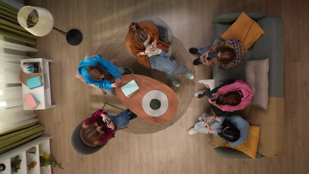 grupo de amigos que usan teléfonos inteligentes