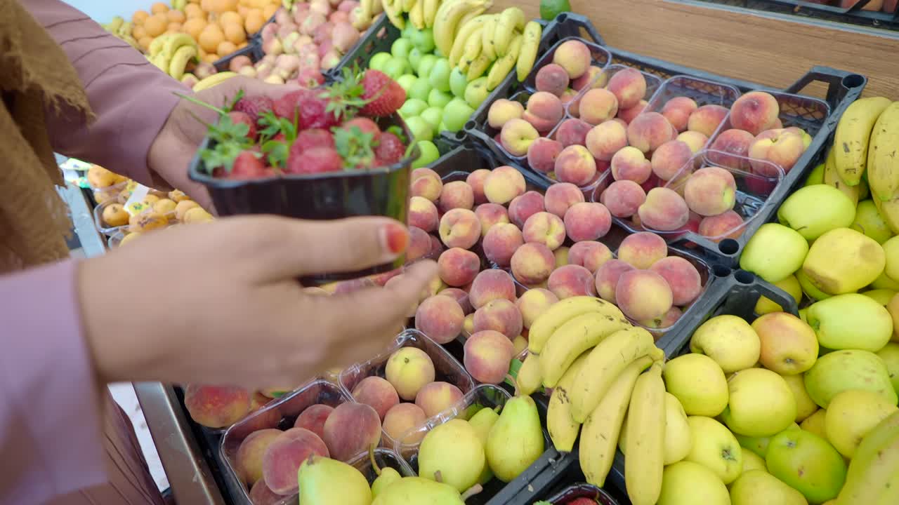 mujer comprando frutas en el mercado