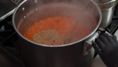 agitar los frijoles en una olla grande de sopa o estofado - movimiento lento