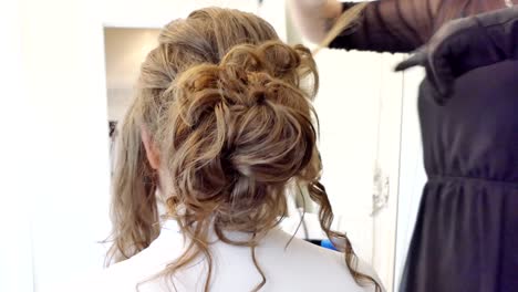 Schuss-Der-Braut-Schöne-Haare-Tun-Vor-Einer-Hochzeit