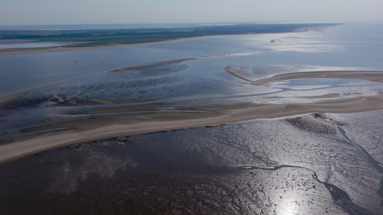 vista aérea de un banco de arena costera y un estuario