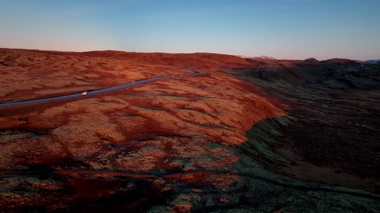 hellisheiði를 통과하는 1번 도로 - 남쪽 아이슬란드의 공중 일출