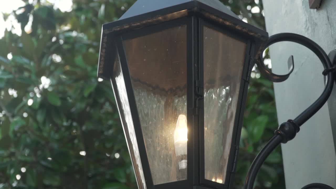 늦은 오후에 조명이 켜진 오래된 스타일의 랜턴이 닫혀 있습니다.