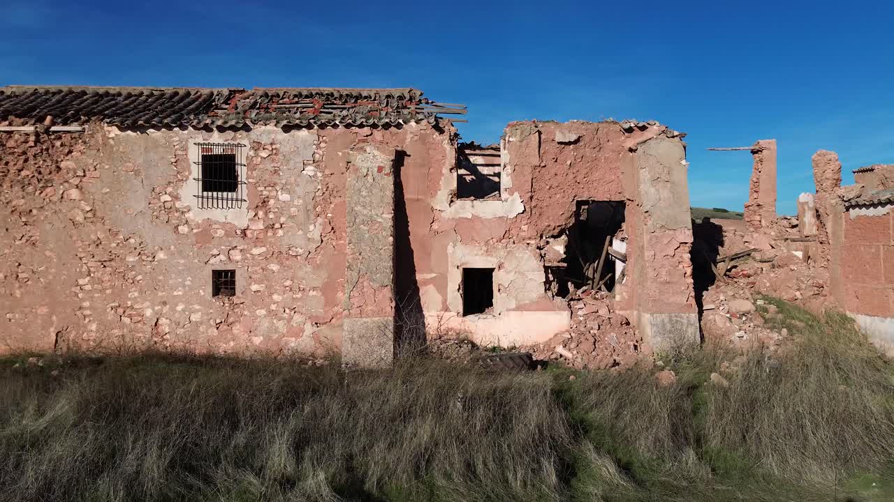arquitectura rural destruida con paredes rojas desde la vista de drones