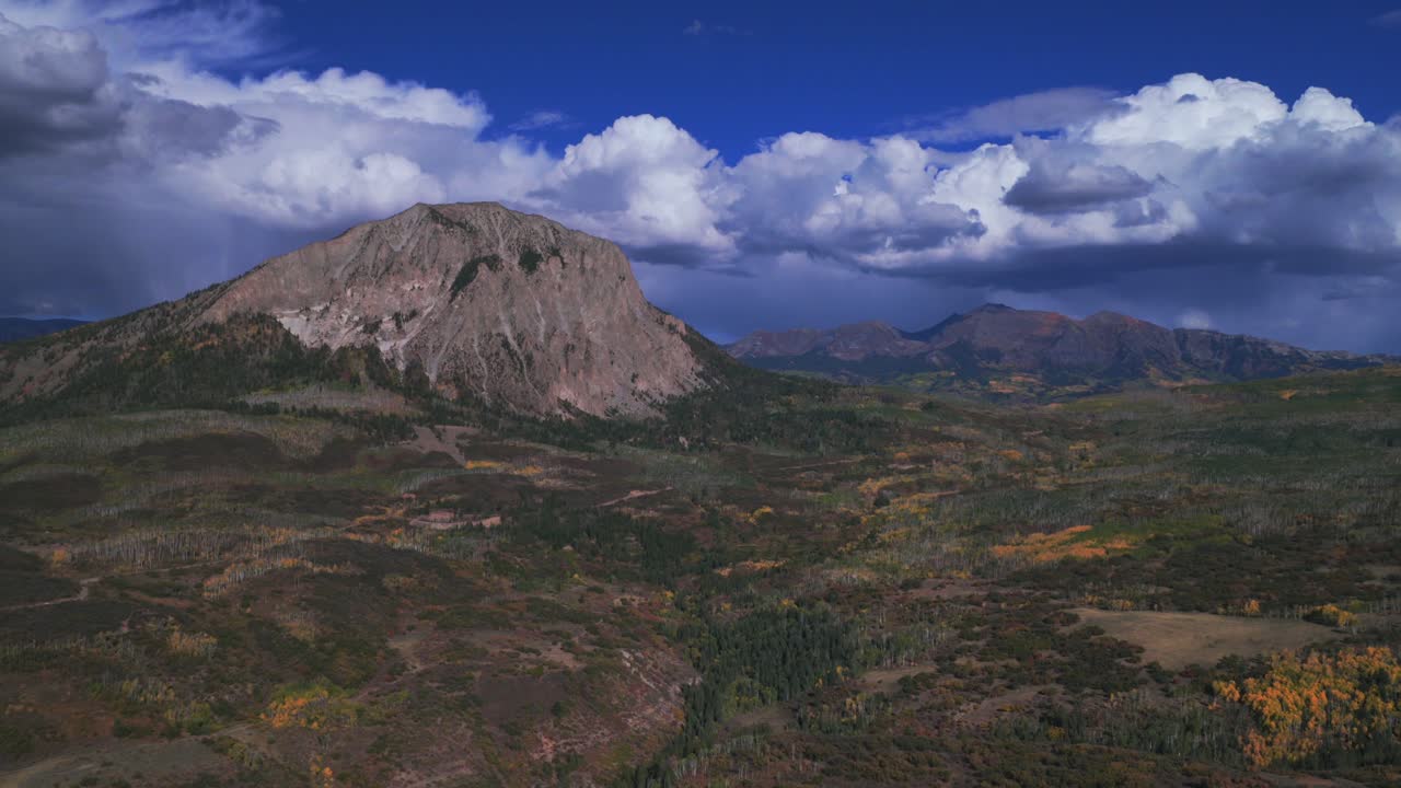 Kebler Pass, Marcellina Mountain, Raggeds Wilderness, Colorado, drone aereo, pomeriggio soleggiato, autunno, nuvole scure, cielo blu, colorato, pioppi dorati, Paonia, Somerset, Crested Butte, paesaggio, panoramica a destra