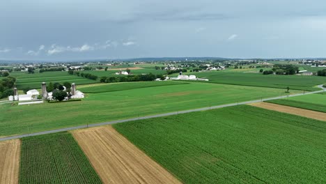 Eine-Luftaufnahme-Des-üppigen-Grünen-Ackerlandes-Von-Lancaster-County,-Pennsylvania-Nach-Einem-Sommergewitter