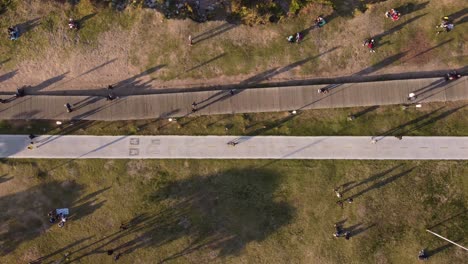 gente caminando y montando en bicicleta a lo largo de la carretera costera del parque natural vicente lopez en la provincia de buenos aires, argentina