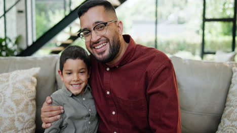 padre e hijo abrazados en el sofá