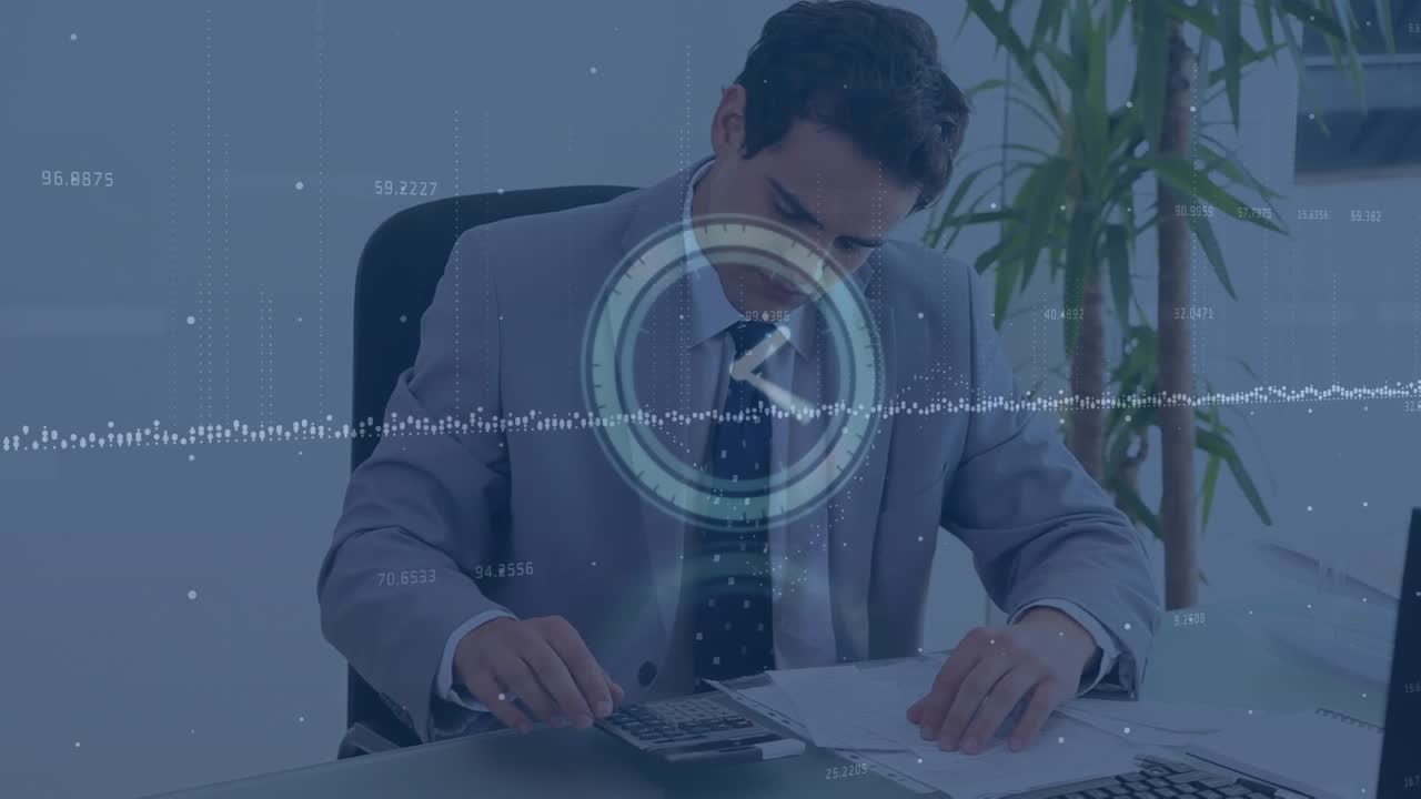 Animazione di orologio digitale, grafico e numero su un uomo d'affari caucasico stressato che usa la calcolatrice