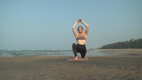 Chica-Haciendo-Push-Up-Mientras-Practica-Yoga-En-La-Playa-De-Arena-Negra