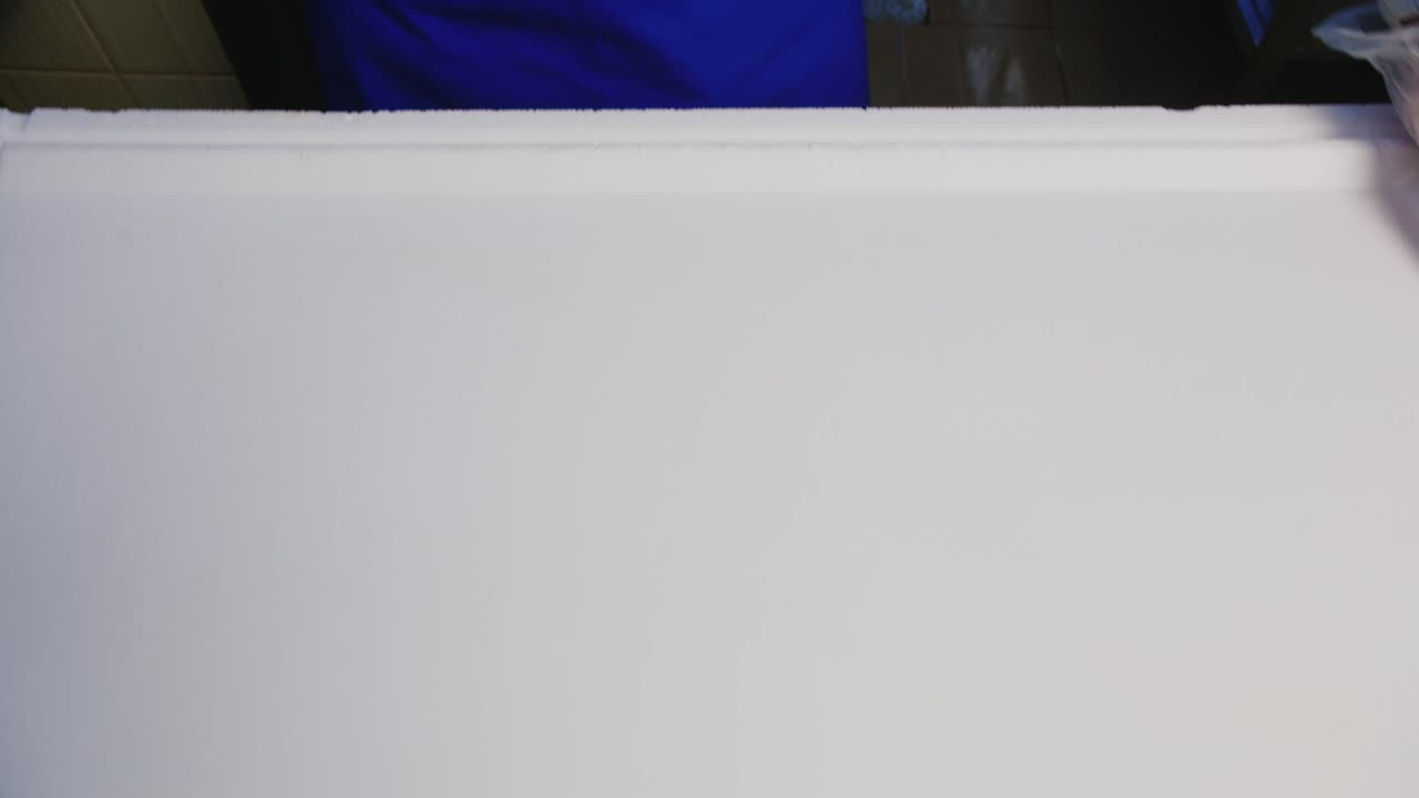 얼음으로 식힌 큰 연어를 보여주는 손