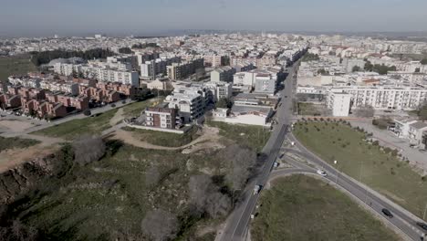 Altamura,-Italien-Skyline-Mit-Autobahn-Und-Verkehr-Mit-Drohnenvideoschwenk-Von-Links-Nach-Rechts