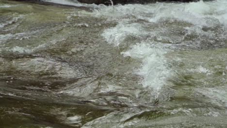 Cámara-Lenta-De-Cerca-Toma-De-Rápidos-En-Un-Río