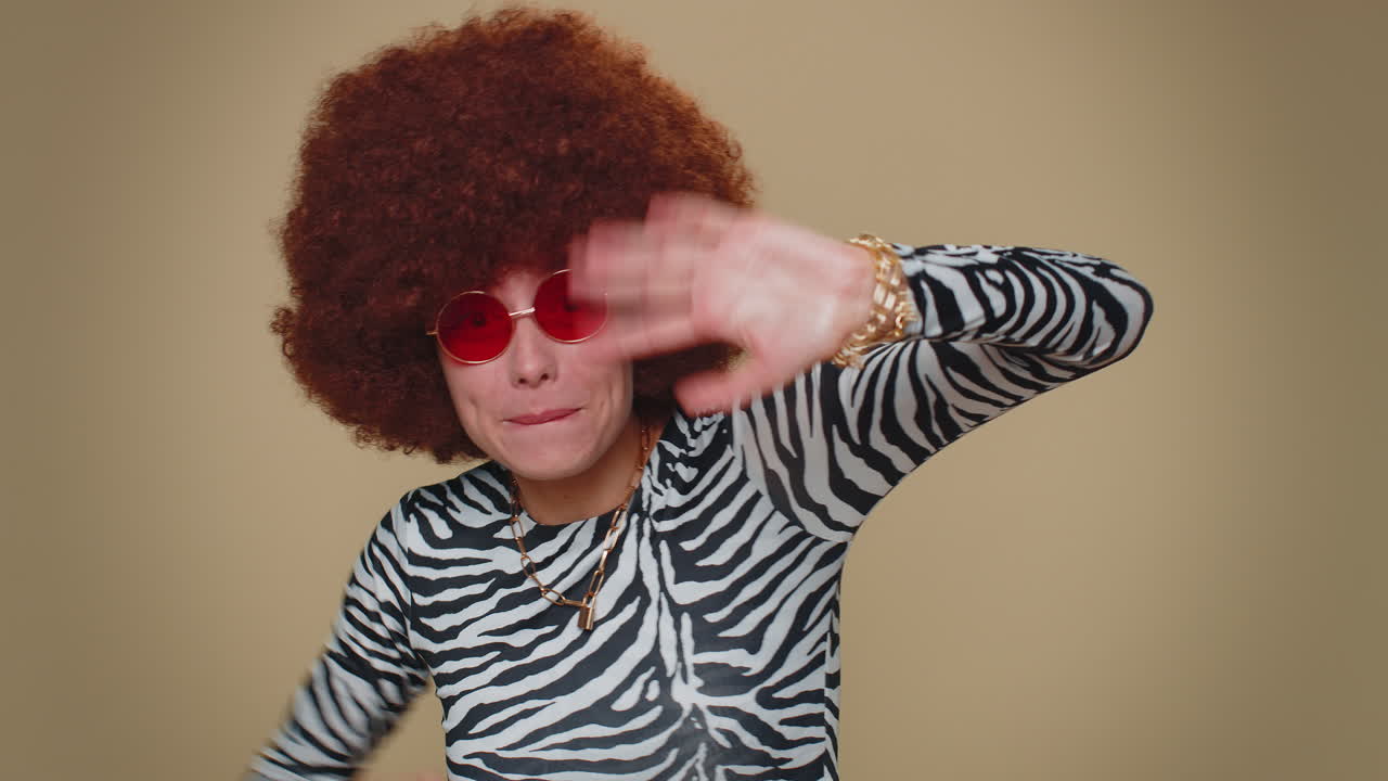 chica mostrando un gesto de invitación con las manos, pide unirse, hace señas de venir, hace gestos de saludo, adiós