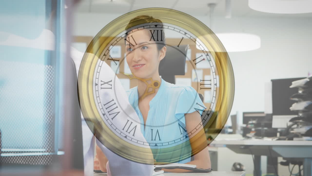 анимация часов, движущаяся над различными коллегами, обсуждающими работу в офисе