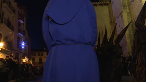procesión religiosa en la noche