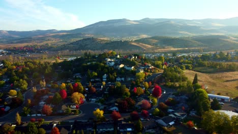 nosotros, oregon, phoenix - vuelo de drones sobre áreas residenciales en el otoño