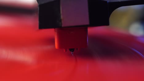 colocación de la aguja del gramófono de cristal en el disco de vinilo girando en el tocadiscos, macro de cerca