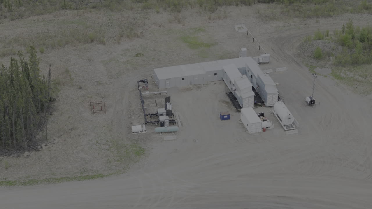 una remota instalación de bombeo industrial situada contra el escarpado paisaje del norte de la columbia británica.