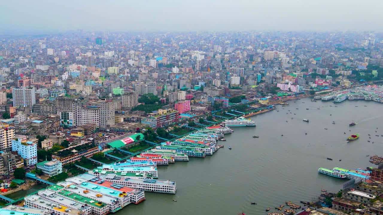 Terminal de Lanchas Sadarghat no Rio Buriganga, em Daca, Bangladesh.