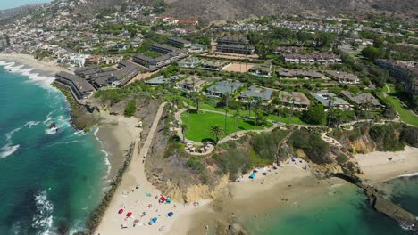 Vista-Aérea-De-Gran-Angular-Sobre-La-Isla-Del-Tesoro-En-Laguna-Beach,-California