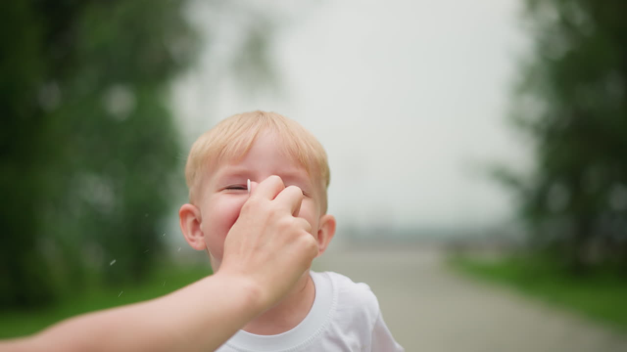 un momento alegre de un niño sonriendo brillantemente mientras da un alto cinco a una mujer con uñas pintadas, con la mujer tocando juguetón su nariz