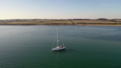 Segelboot-Ankert-An-Der-Küste-In-Dänemark