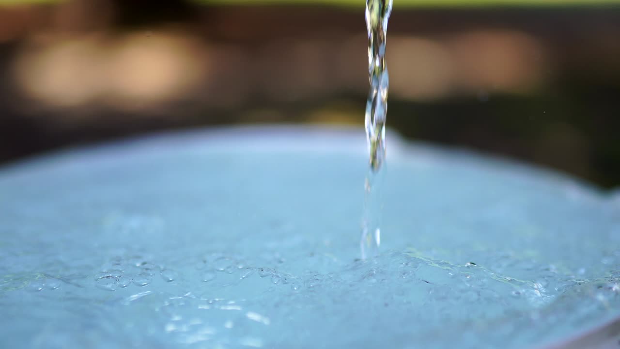 크리스탈 은 물줄기가 아지고 어지고, 파란 물 표면에 투명한 거품이 형성되고, 흐르는 물의 매크로.