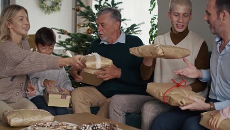 Familie-Teilt-Die-Weihnachtsgeschenke-Gemeinsam-Zu-Hause.
