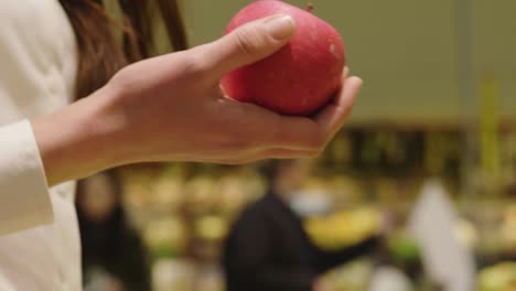 una mujer hermosa, va de compras para la casa y comprar productos para comer, limpiar la casa y productos para el cuidado de su cuerpo en un supermercado.