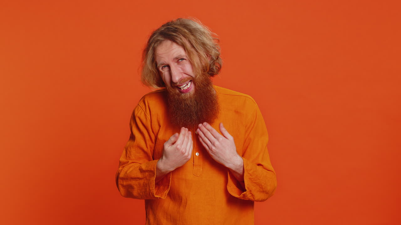 hombre frotando los dedos muestran efectivo gesto demandas para pagar la deuda tomar préstamo hacer compras, mendigar