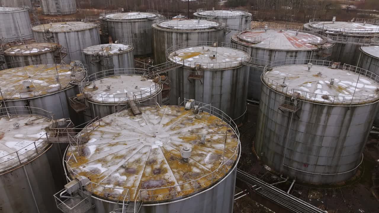 dron de una instalación de tanques industriales en invierno - texturas desgastadas, atmósfera fría