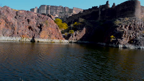 Wasser-Fließt-Ruhig-In-Den-Felsigen-Bergen-Im-Historischen-Fort-Von-Mehrangarh-Jodhpur-Rajasthan-Indien-Im-Freien