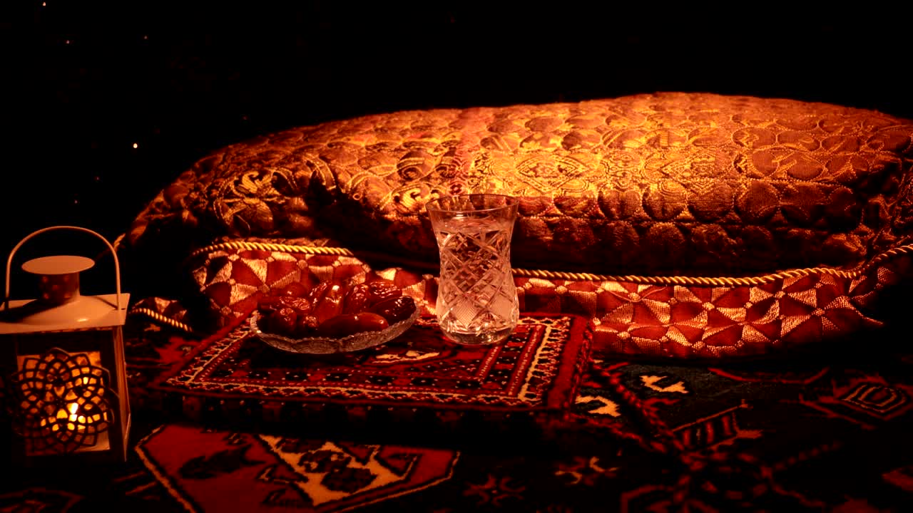 이프타르는 저녁 식사입니다. 장식의 슬라이더 뷰 라마단 카림 휴일 축제 축하 카드, 무슬림의 거룩한 달 라마단의 카림에 대한 초대. 어두운 배경. 선택적 초점