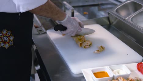 Chef-making-slices-of-chicken-shawarma-sandiwch-with-sharp-knife