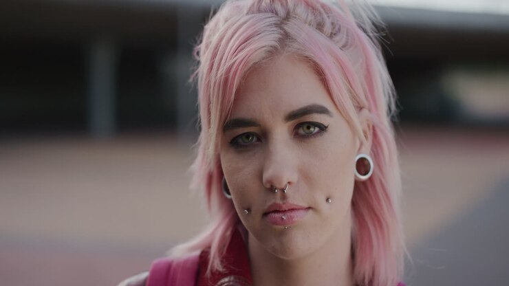 ritratto ravvicinato giovane punk ragazza studentessa capelli rosa che cerca seria indipendente donna caucasica stile di moda alternativa sfondo urbano colorato eccentrico