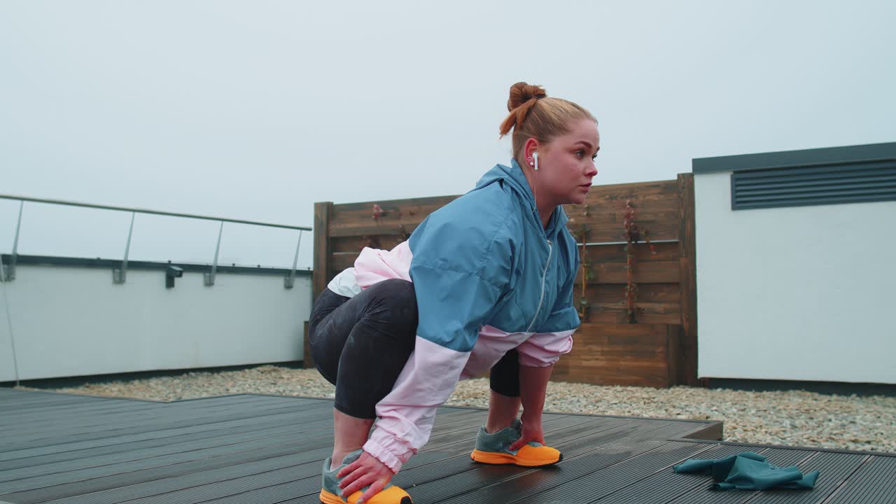 chica en forma haciendo ejercicio entrenamiento cardiovascular ejercicios al aire libre sentadillas yoga estiramientos ejercicios en el techo