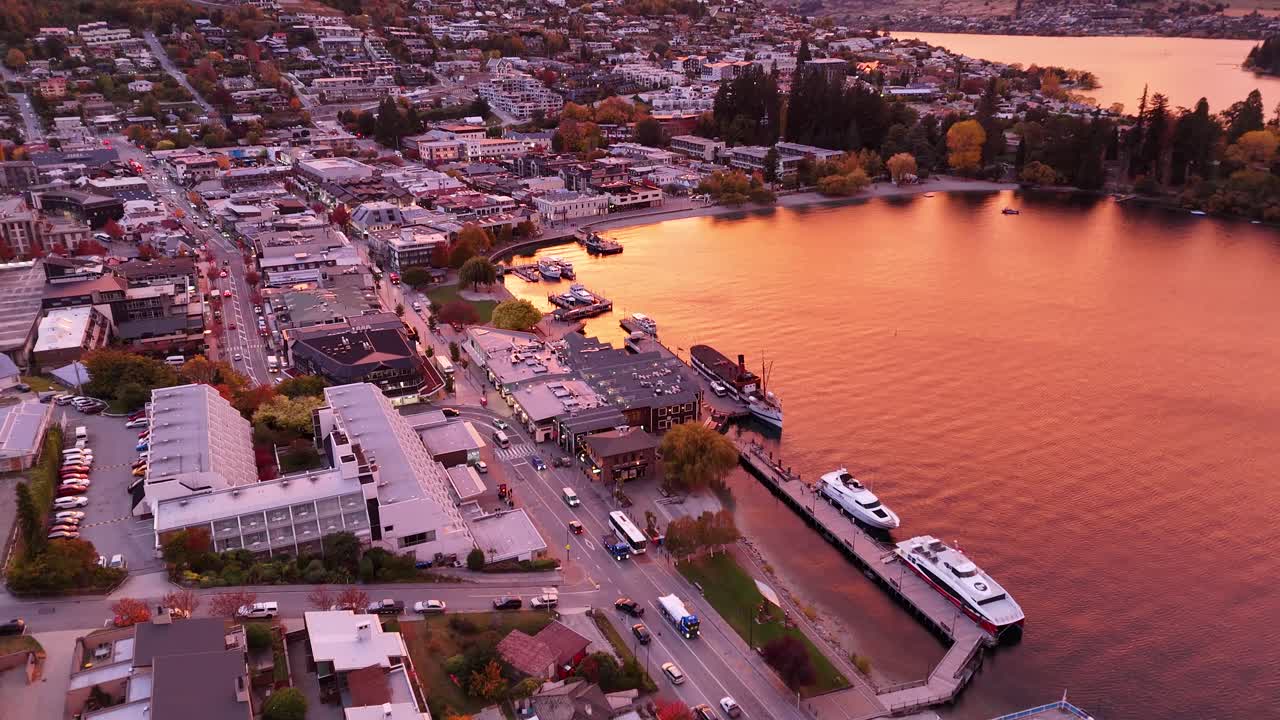 스타운에 정박한 t.s. 어너슬로우 (t.s. earnestlaw) 는 타푸 호수 위에서 눈부신 해가 뜨는 동안