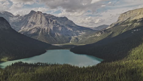 emerald lake bc canada aerial v6 vistas del paisaje natural del lago, el valle de bosques de coníferas y las majestuosas cadenas montañosas en el parque nacional yoho en el verano - filmado con mavic 3 pro cine - julio 2023