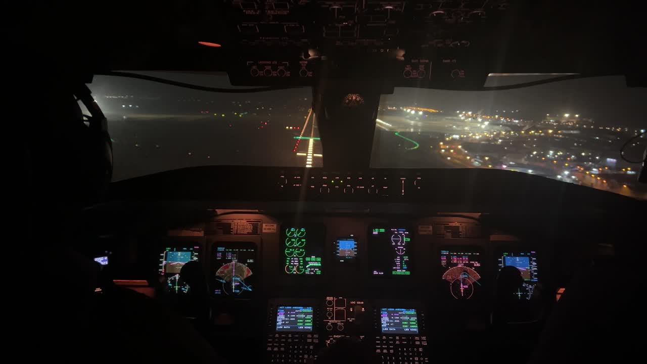vista nocturna exclusiva de la cabina de un jet durante el aterrizaje en el aeropuerto internacional de valencia
