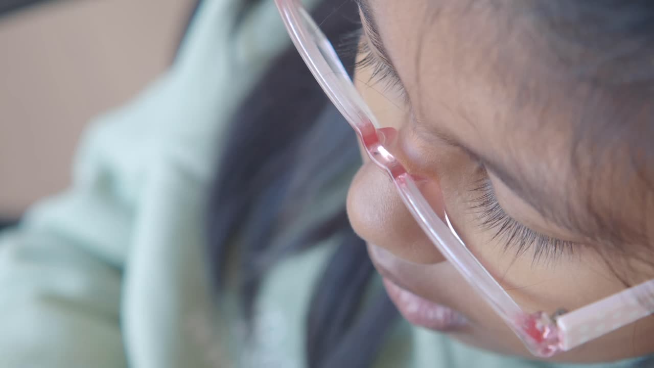 안경을 입은 소녀의 클로즈업