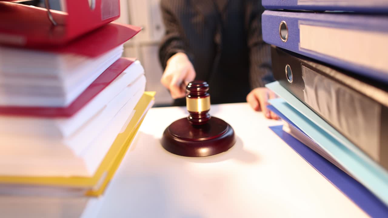 el juez golpea el martillo en la corte en el lugar de trabajo de cerca