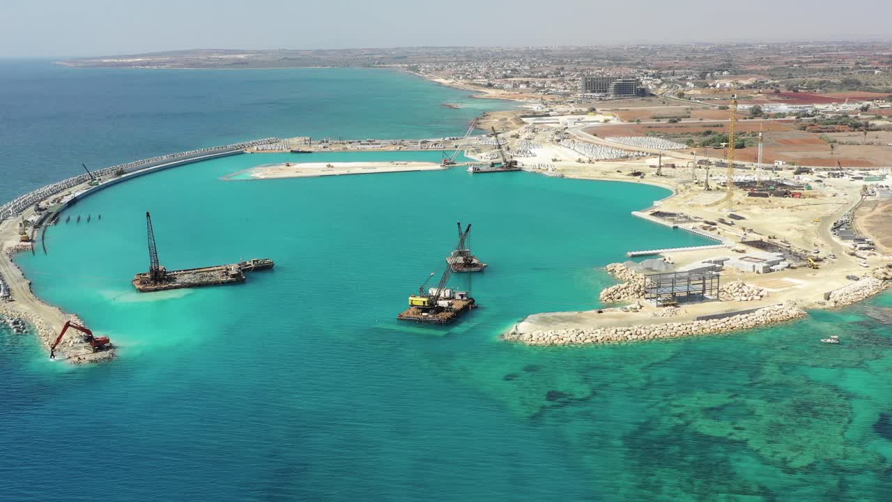 건설 중인 아이아 나파 마리나