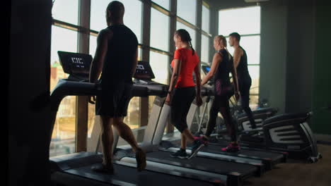Menschen-Trainieren-In-Einem-Fitnessstudio-Mit-Laufbändern-Und-Crosstrainern-Oder-Trainieren-In-Einem-Fitnessstudio
