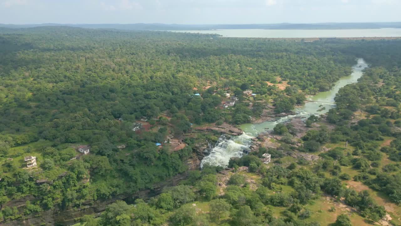 cascada rajdari devdari y la presa latif shah y el lago chandraprabha vista aérea